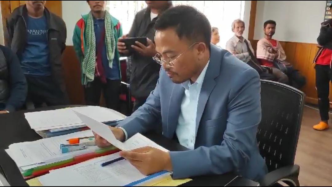 Synjuk Seng Samla Shnong Byrnihat Area Ri-bhoi District submits memorandum to CEM KHADC